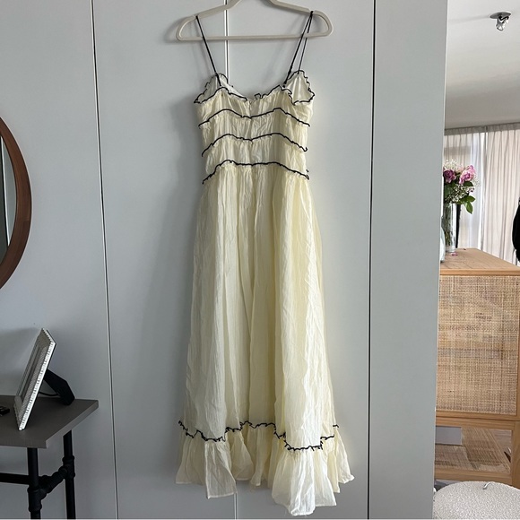 Elegant Cream Maxi Dress with Black Accents - Picture 7 of 7